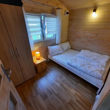 Letniskowe 777 山林小屋